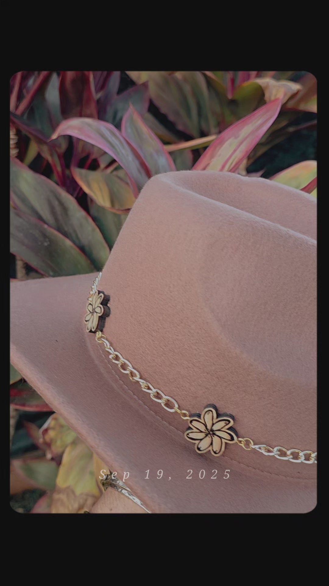 "W" Hat Lei